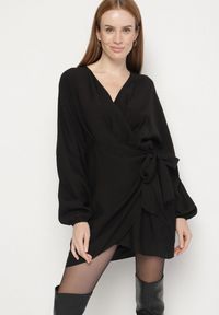 Born2be - Czarna Wiskozowa Sukienka Kopertowa z Wiązaniem i Bufiastymi Rękawami Onevia. Okazja: na co dzień. Kolor: czarny. Materiał: wiskoza. Typ sukienki: kopertowe. Styl: klasyczny, casual #4