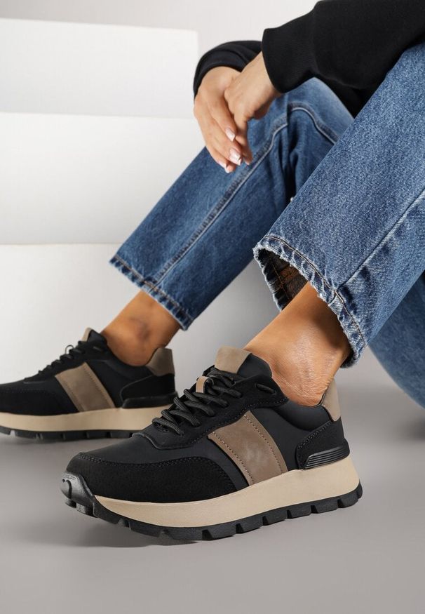 Renee - Czarno-Brązowe Sneakersy na Platformie z Tłoczeniem Tillivalle. Okazja: na co dzień. Kolor: czarny. Materiał: jeans. Szerokość cholewki: normalna. Obcas: na platformie