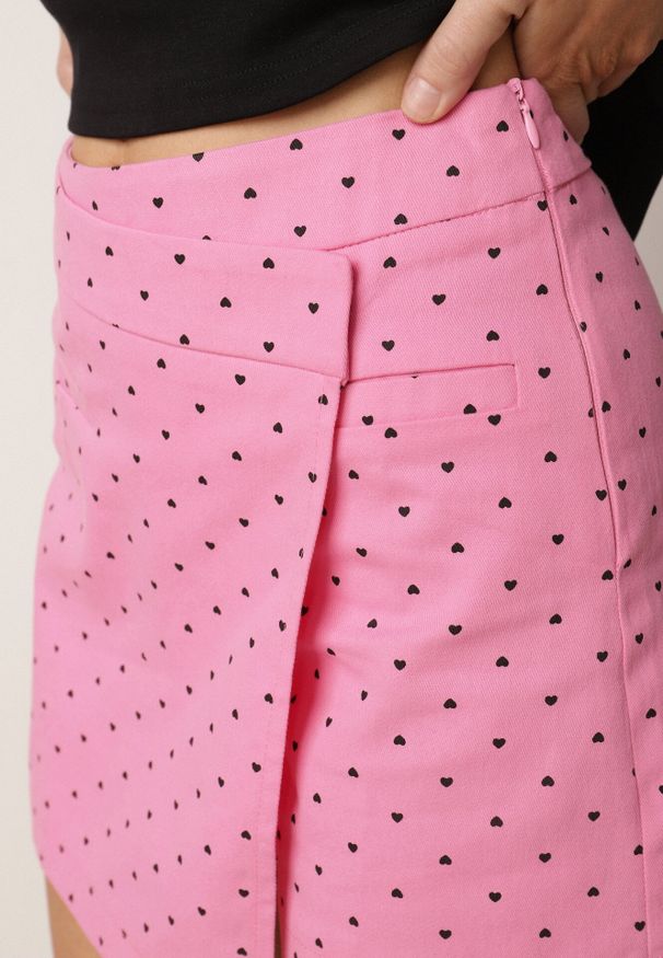 Born2be - Różowe Bawełniane Spódnico-Szorty z Wysokim Stanem Ozdobione Serduszkami Iosise. Okazja: na co dzień, na spacer. Stan: podwyższony. Kolor: różowy. Materiał: bawełna. Wzór: aplikacja. Styl: casual, elegancki