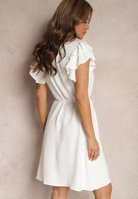 Renee - Biała Rozkloszowana Sukienka z Falbankami przy Rękawach Wiązana w Talii Paskiem Rissada. Okazja: na imprezę. Typ kołnierza: kołnierz z falbankami. Kolor: biały. Typ sukienki: rozkloszowane #3