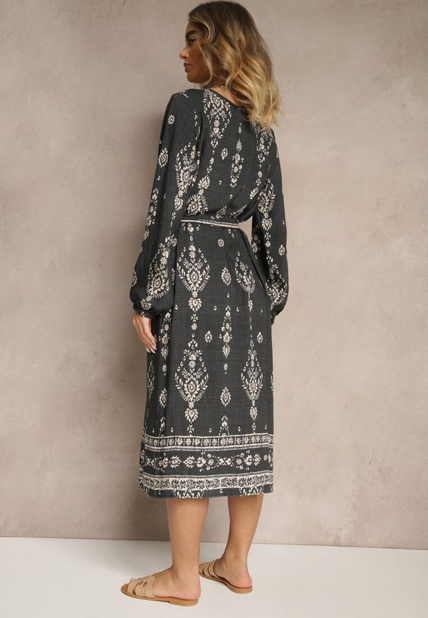 Renee - Ciemnoszara Pudełkowa Sukienka Boho w Etniczne Wzory z Paskiem Lisalenea. Okazja: na co dzień. Kolor: szary. Długość rękawa: długi rękaw. Sezon: lato. Styl: boho