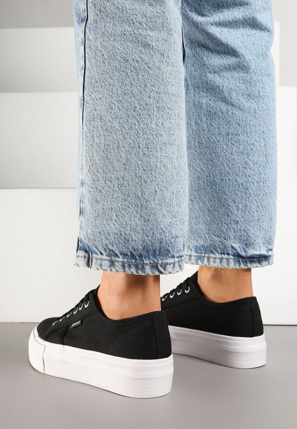 Renee - Czarno-Białe Basicowe Trampki na Platformie Mailiselle. Okazja: na co dzień. Kolor: czarny. Materiał: jeans. Obcas: na platformie. Styl: casual