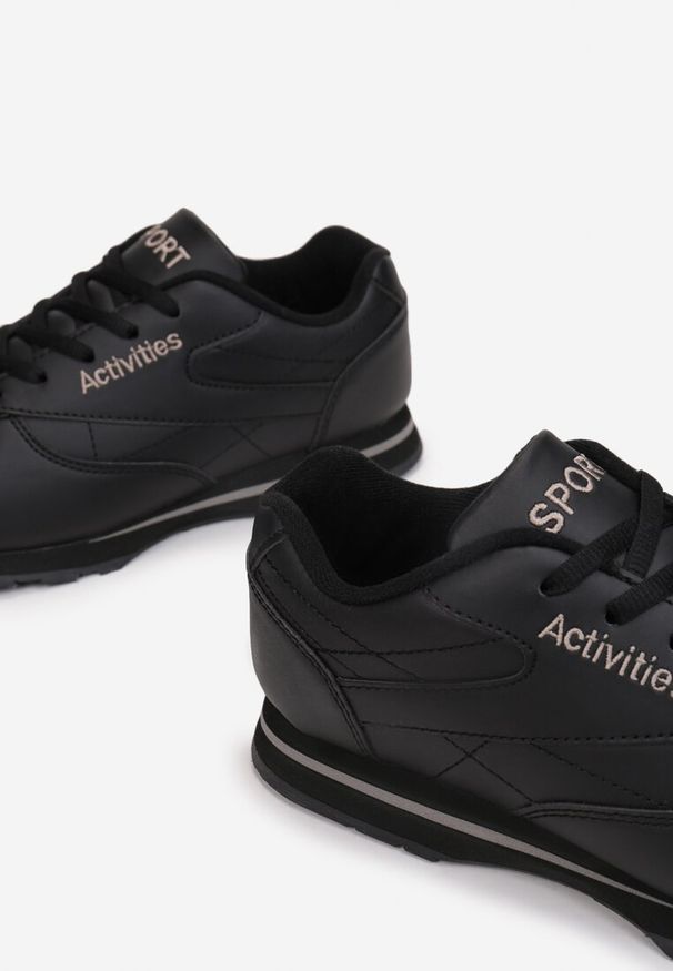 Born2be - Czarne Buty Sportowe Cahrnixi. Okazja: na co dzień. Wysokość cholewki: przed kostkę. Kolor: czarny. Materiał: materiał. Szerokość cholewki: normalna. Wzór: napisy, aplikacja, haft