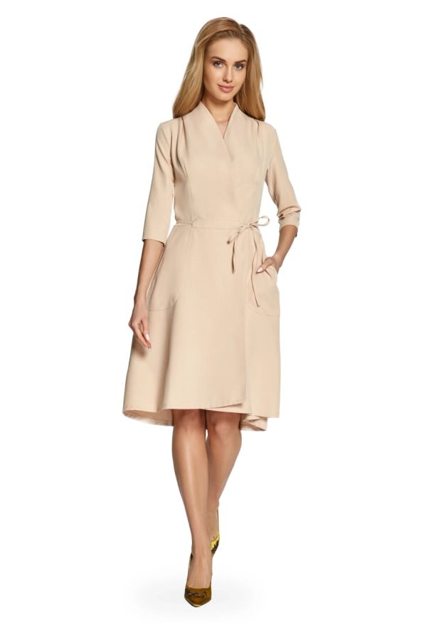 Sukienki.shop - Sukienka trapezowa kopertowa z paskiem i kieszeniami beżowa. Okazja: na co dzień, na spotkanie biznesowe, do pracy. Typ kołnierza: dekolt w kształcie V, dekolt kopertowy. Kolor: beżowy. Wzór: gładki. Typ sukienki: kopertowe, trapezowe. Materiał: tkanina, elastan. Sezon: wiosna, jesień, lato. Styl: casual, biznesowy, elegancki, klasyczny. Długość: midi