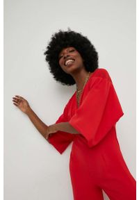 Answear Lab kombinezon kolor czerwony z dekoltem w szpic. Okazja: na co dzień. Kolor: czerwony. Materiał: tkanina. Długość rękawa: krótki rękaw. Długość: krótkie. Styl: wakacyjny #2