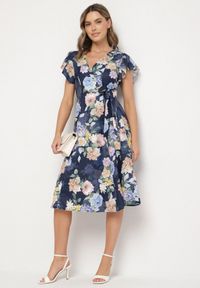 Born2be - Niebieska Kwiatowa Sukienka z Kopertowym Dekoltem Atorina. Okazja: na co dzień, na spotkanie biznesowe, do pracy. Typ kołnierza: dekolt kopertowy. Kolor: niebieski. Wzór: kwiaty. Typ sukienki: kopertowe. Styl: casual, biznesowy #6