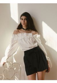 Reserved - Garniturowe szorty z wełną - czarny. Kolor: czarny. Materiał: wełna #1