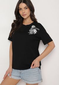 Born2be - Czarny T-shirt z Bawełny Zdobiony Nadrukiem z Cyrkoniami Telerea. Okazja: na co dzień. Kolor: czarny. Materiał: bawełna. Wzór: aplikacja, nadruk. Styl: klasyczny, elegancki, casual