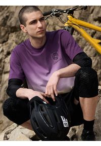 4f - 4F T-shirt relaxed z nadrukiem męski - fioletowy M. Okazja: na co dzień. Kolor: fioletowy. Materiał: materiał, bawełna, dzianina. Wzór: nadruk. Styl: casual #2