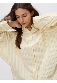 Reserved - Bawełniana koszula w paski - jasnożółty. Kolor: żółty. Materiał: bawełna. Wzór: paski #1