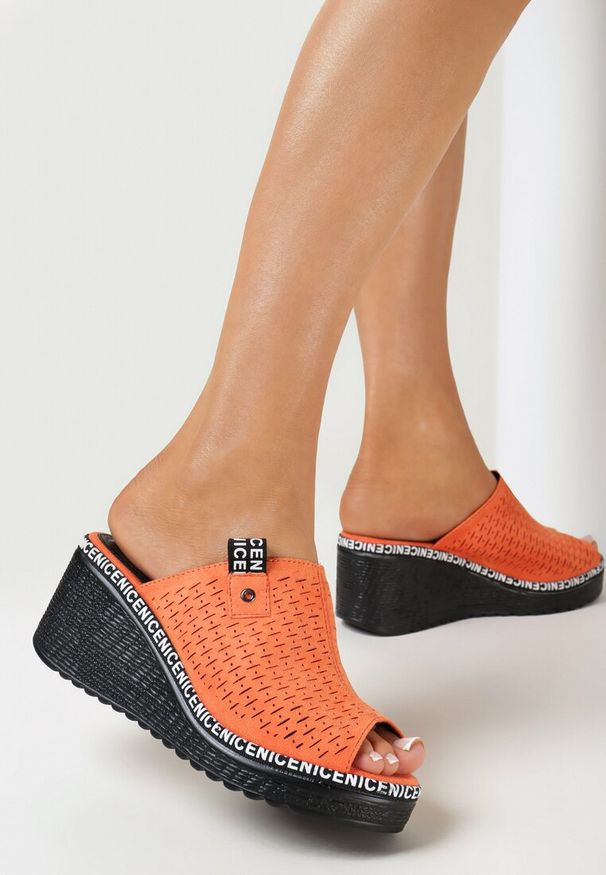 Born2be - Pomarańczowe Klapki na Koturnie z Szerokim Paskiem i Perforacją Givika. Kolor: pomarańczowy. Obcas: na koturnie
