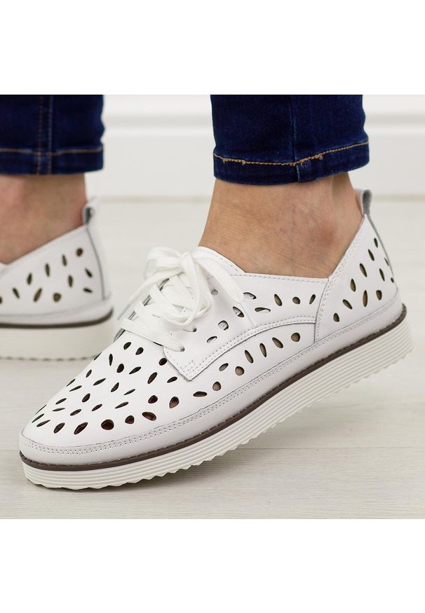 Białe ażurowe skórzane półbuty damskie S.Barski 51-610. Kolor: biały. Materiał: skóra. Szerokość cholewki: normalna. Wzór: ażurowy. Sezon: jesień, wiosna, lato. Styl: klasyczny