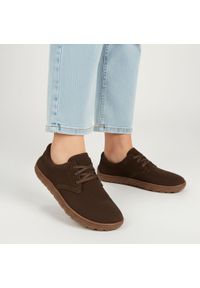 Półbuty damskie barefoot Armodo, cholewka ze skóry naturalnej zamszowej klasyczna sznurowana forma lekka elastyczna podeszwa zapewniająca komfort cod. Okazja: na co dzień. Zapięcie: sznurówki. Kolor: brązowy. Materiał: zamsz, skóra. Szerokość cholewki: normalna. Styl: klasyczny #4