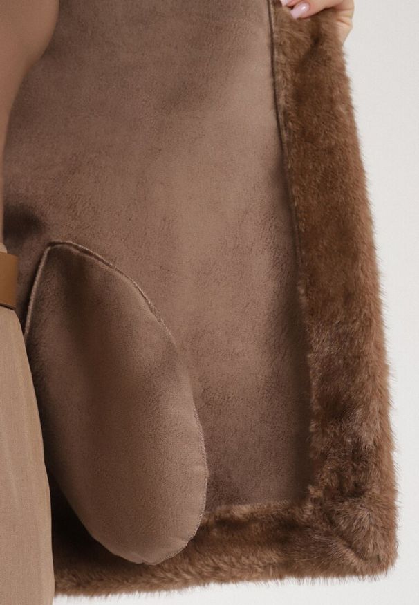 Born2be - Jasnobrązowa Kurtka Futerko z Kapturem i Wiązanym Paskiem Zetara. Okazja: na spacer, na co dzień. Typ kołnierza: kaptur. Kolor: brązowy. Materiał: futro. Styl: casual, klasyczny