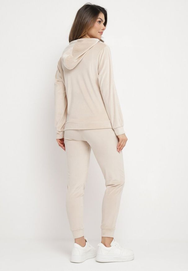 Born2be - Jasnobeżowy Komplet Dresowy z Welurowej Dzianiny z Bluzą i Spodniami Ariliv. Kolor: beżowy. Materiał: dzianina, welur, dresówka
