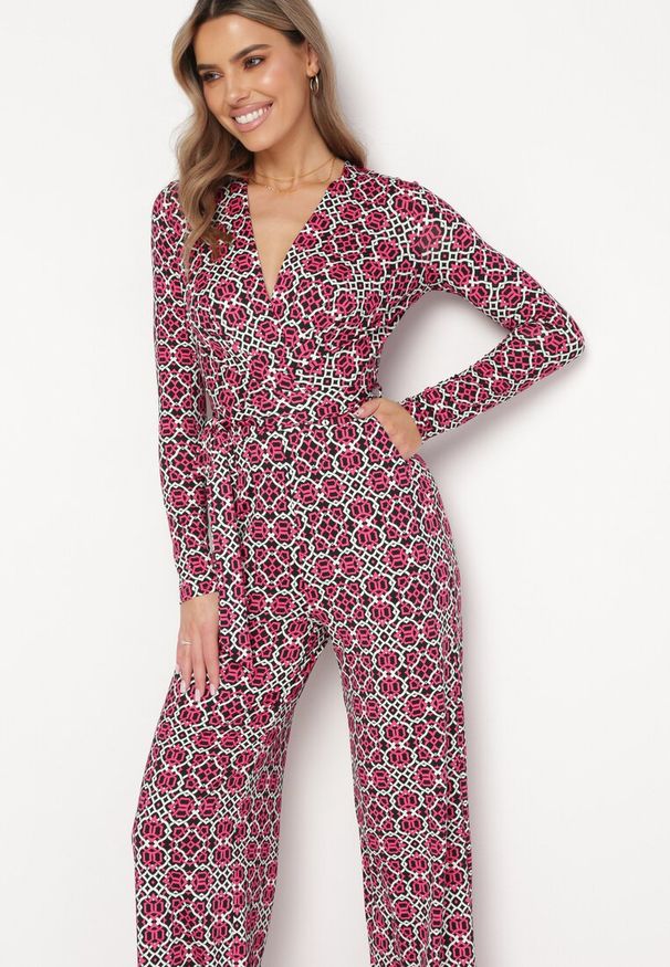 Born2be - Fuksjowy Wzorzysty Kombinezon z Długim Rękawem i Szerokimi Spodniami z Wiązaniem w Pasie Vilati. Kolor: różowy. Długość rękawa: długi rękaw. Długość: długie. Wzór: geometria. Styl: elegancki