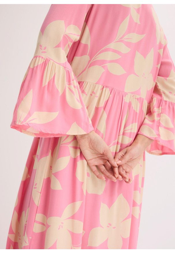 bonprix - Długa sukienka z lejącej wiskozy. Typ kołnierza: dekolt w serek. Kolor: różowy. Materiał: wiskoza. Wzór: kwiaty. Sezon: lato. Długość: maxi