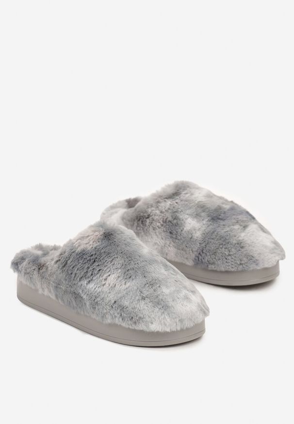 Born2be - Szare Płaskie Kapcie Ozdobione Futerkiem Mailta. Okazja: na co dzień, do domu. Kolor: szary. Materiał: futro. Wzór: aplikacja. Styl: elegancki, casual