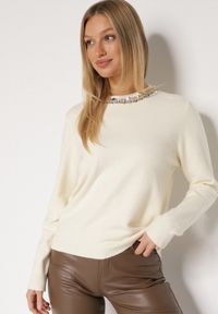 Born2be - Biały Sweter z Dodatkiem Kaszmiru Ozdobiony Cekinami i Cyrkoniami Vetimona. Okazja: na co dzień. Kolor: biały. Materiał: kaszmir. Wzór: aplikacja. Styl: klasyczny, casual, elegancki #6
