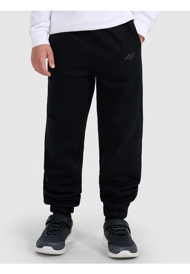 4f - 4F Spodnie dresowe joggery chłopięce - czarne 158 (12-13 lat). Okazja: na co dzień. Kolor: czarny. Materiał: dresówka. Wzór: gładki, ze splotem. Sezon: lato. Styl: młodzieżowy, casual, sportowy