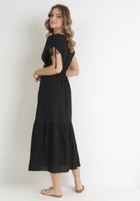 Born2be - Czarna Rozkloszowana Sukienka z Falbaną Atina. Kolor: czarny #4