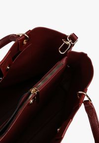 Born2be - Bordowa Dwukomorowa Torebka Typu Shopper Ozdobiona Metalicznymi Aplikacjami Adorrive. Kolor: czerwony. Wzór: aplikacja. Dodatki: z aplikacjami. Styl: elegancki #4