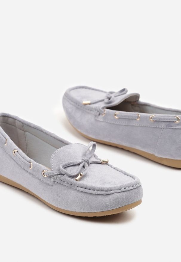 Renee - Niebieskie Mokasyny z Ekozamszu Zdobione Wiązaniem z Kokardą Sonilora. Okazja: na co dzień. Kolor: niebieski. Materiał: jeans. Wzór: aplikacja. Obcas: na obcasie. Styl: elegancki, casual. Wysokość obcasa: niski