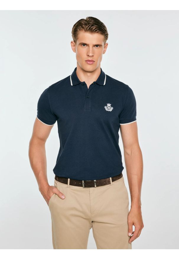 Big-Star - koszulka męska polo granatowa seller 403. Okazja: na co dzień. Typ kołnierza: polo. Kolor: niebieski. Materiał: bawełna, dzianina. Wzór: haft. Styl: casual, klasyczny