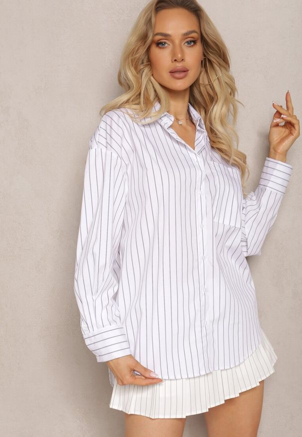 Renee - Biała Klasyczna Koszula Ozdobiona Wzorem w Paseczki Anizel. Kolor: biały. Wzór: aplikacja. Styl: klasyczny