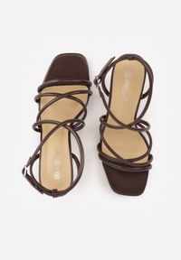 Born2be - Brązowe Sandały na Szpilce z Przeplatanymi Paskiami i Kwadratowym Noskiem Baloria. Okazja: na co dzień, na ślub cywilny, na wesele. Zapięcie: pasek. Kolor: brązowy. Materiał: jeans. Obcas: na szpilce. Styl: casual, elegancki, klasyczny, wizytowy #9