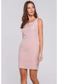 Sukienki.shop - Klasyczna ołówkowa sukienka mini na ramiączkach różowa. Okazja: na randkę, na imprezę. Typ kołnierza: dekolt kwadratowy. Kolor: różowy. Długość rękawa: na ramiączkach. Typ sukienki: ołówkowe. Styl: klasyczny, wizytowy. Długość: mini #2