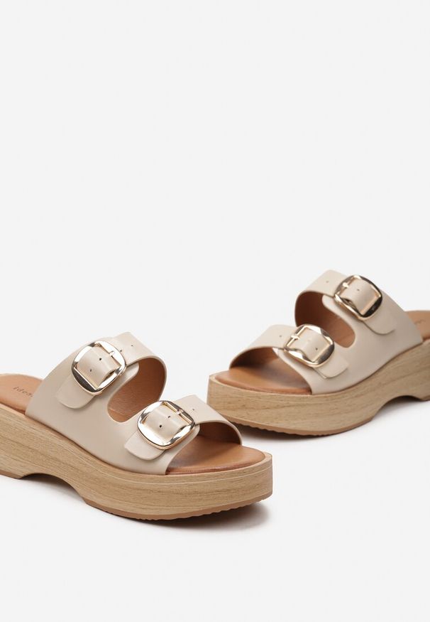 Born2be - Beżowe Klapki na Grubej Podeszwie z Imitacji Drewna z Ozdobnymi Klamrami Praisna. Okazja: na plażę, na spacer. Kolor: beżowy. Materiał: materiał