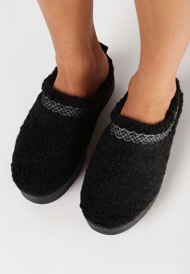 Born2be - Czarne Wsuwane Kapcie na Platformie z Ozdobnym Haftem Olisia. Zapięcie: bez zapięcia. Kolor: czarny. Wzór: haft. Obcas: na platformie. Styl: elegancki