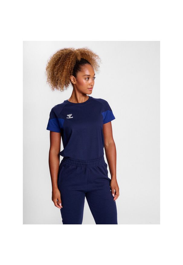 Koszulka damska Hummel Travel. Kolor: niebieski. Materiał: jersey. Wzór: jodełka, nadruk. Sport: piłka nożna