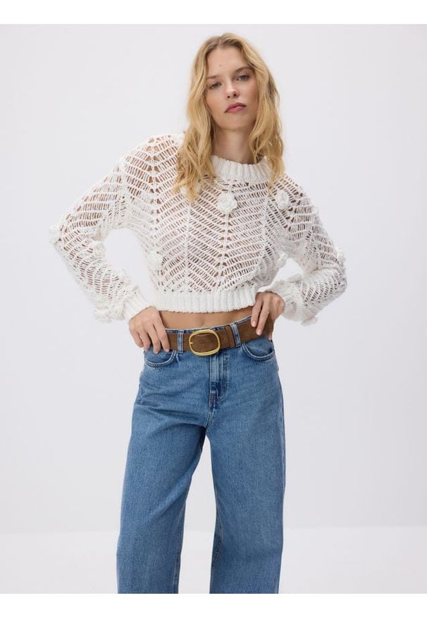 Reserved - Sweter z różami - biały. Kolor: biały. Materiał: bawełna, dzianina