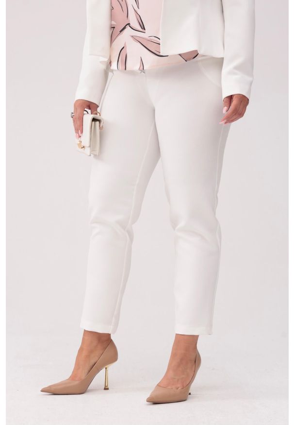 Moda Size Plus Iwanek - Eleganckie biznesowe spodnie Amelia w kolorze ecru PLUS SIZE XXL OVERSIZE WIOSNA. Okazja: na spotkanie biznesowe. Kolekcja: plus size. Materiał: tkanina, poliester, elastan, materiał. Długość: do kostek. Sezon: wiosna. Styl: biznesowy, elegancki