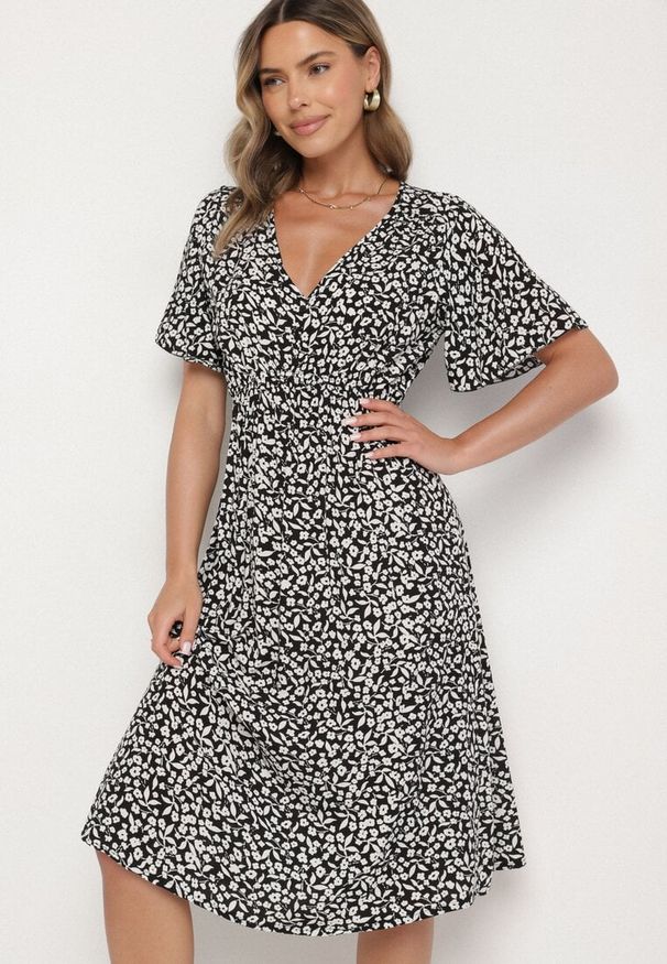 Born2be - Czarna Bawełniana Sukienka o Rozkloszowanym Kroju w Kwiatowy Wzór Aramine. Okazja: na co dzień. Typ kołnierza: dekolt w kształcie V. Kolor: czarny. Wzór: kwiaty. Typ sukienki: proste. Materiał: bawełna. Długość rękawa: krótki rękaw. Sezon: wiosna, lato. Styl: klasyczny, casual, elegancki