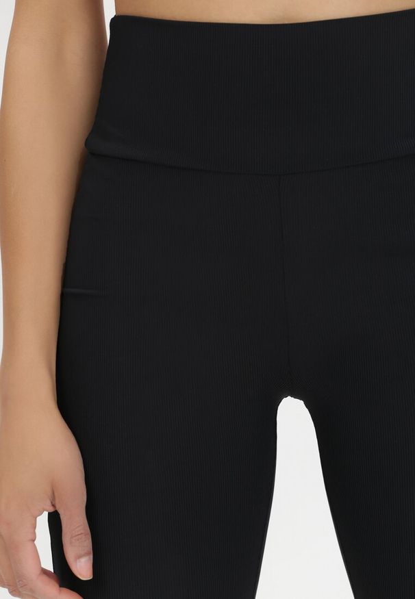 Born2be - Czarne Kolarki Thosea. Okazja: na co dzień. Stan: podwyższony. Kolor: czarny. Materiał: tkanina, prążkowany, dzianina. Długość: długie, krótkie. Wzór: aplikacja. Styl: sportowy, casual