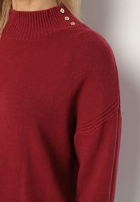 Born2be - Bordowy Golf z Metalicznymi Guzikami Aderlia. Okazja: do pracy, na co dzień, na spotkanie biznesowe. Typ kołnierza: golf. Kolor: czerwony. Materiał: jeans. Styl: klasyczny, casual, elegancki, biznesowy #5