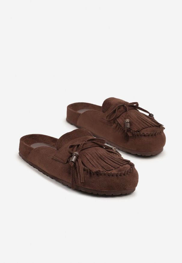 Born2be - Ciemnobrązowe Klapki z Frędzlami i Kokardą Narialla. Okazja: na spacer, na co dzień. Kolor: brązowy. Sezon: lato. Styl: casual