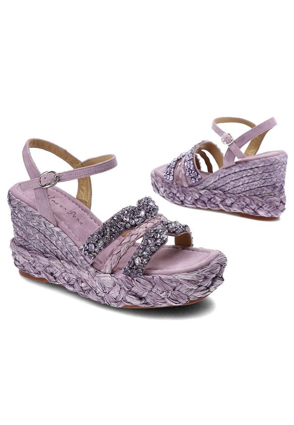 Fioletowe Sandały Alma En Pena Stylowe Buty Na Koturnie. Okazja: na co dzień. Zapięcie: sprzączka. Kolor: fioletowy. Materiał: skóra, zamsz, koronka. Szerokość cholewki: normalna. Obcas: na koturnie. Styl: elegancki. Wysokość obcasa: średni