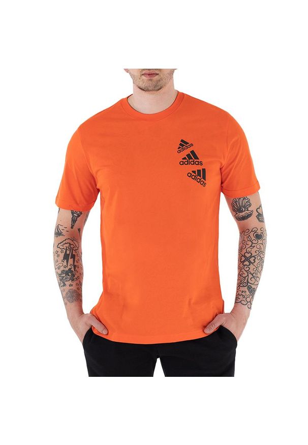 Adidas - Koszulka adidas Essentials BrandLove HL9388 - pomarańczowa. Kolor: pomarańczowy. Materiał: bawełna, dresówka, tkanina. Długość rękawa: krótki rękaw. Długość: krótkie. Wzór: aplikacja