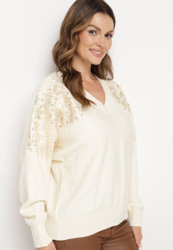 Born2be - Jasnobeżowy Sweter w Stylu Nietoperza z Cyrkoniami i Cekinami Nevalithia. Okazja: na co dzień. Kolor: beżowy. Styl: wizytowy, casual