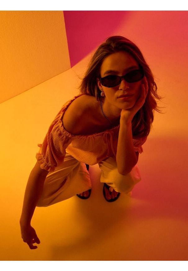 Sinsay - Bluzka hiszpanka z dekoracyjną koronką - różowy. Typ kołnierza: dekolt hiszpanka. Kolor: różowy. Materiał: koronka. Wzór: koronka