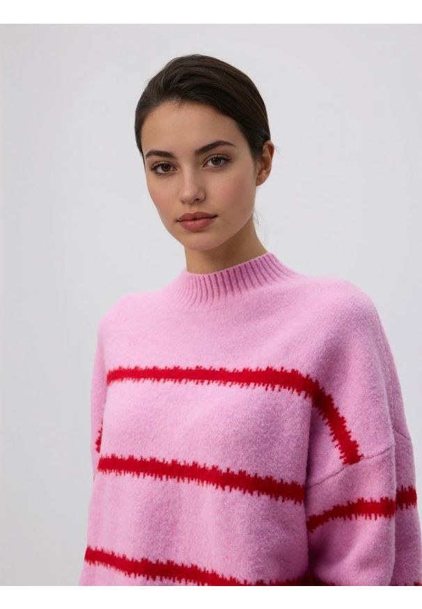 Reserved - Sweter w paski - różowy. Kolor: różowy. Materiał: wełna, dzianina. Wzór: paski