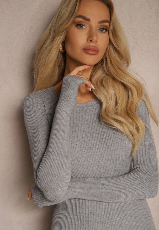 Renee - Szara Dopasowana Sukienka Sweterkowa z Prążkowanego Materiału Irivias. Okazja: na co dzień. Kolor: szary. Materiał: materiał, prążkowany. Długość rękawa: długi rękaw. Typ sukienki: proste. Styl: wizytowy, elegancki, casual