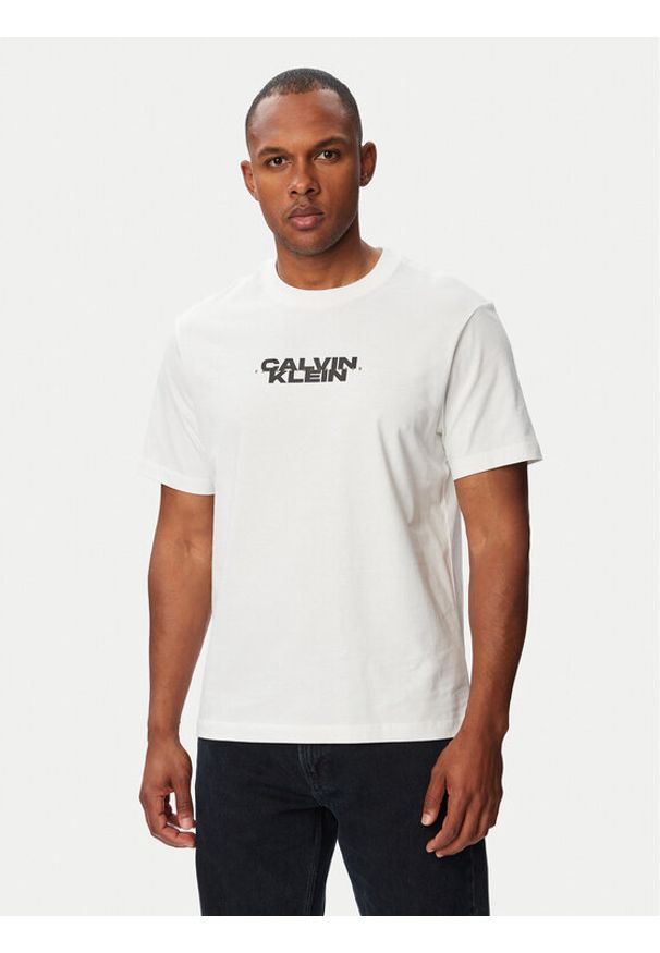 Calvin Klein Jeans T-Shirt LV04RG834G Biały Regular Fit. Kolor: biały. Materiał: bawełna