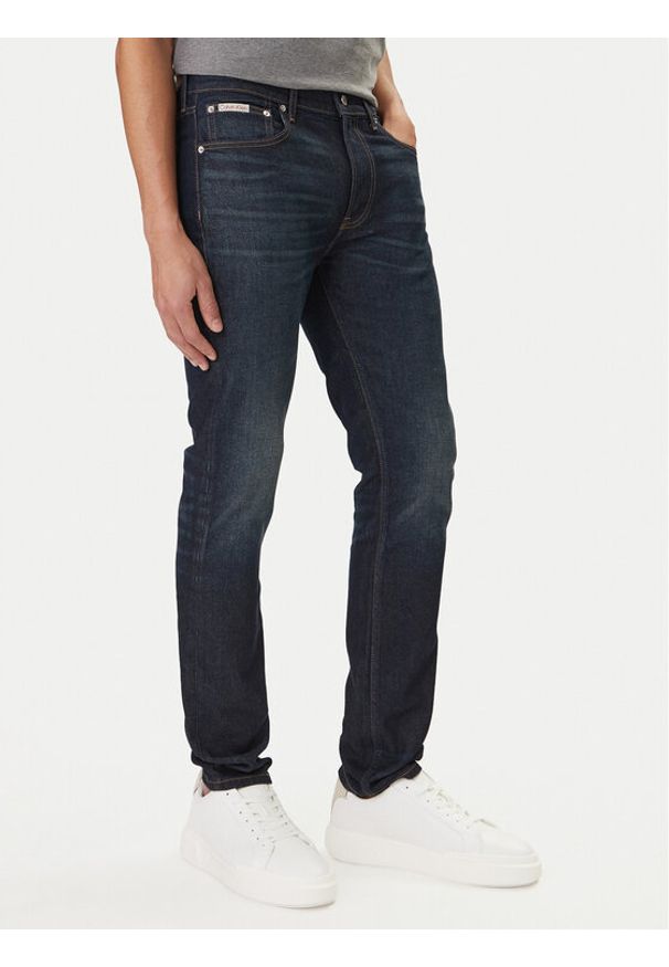 Calvin Klein Jeans Jeansy LV04RD700G Granatowy Tapered Fit. Kolor: niebieski