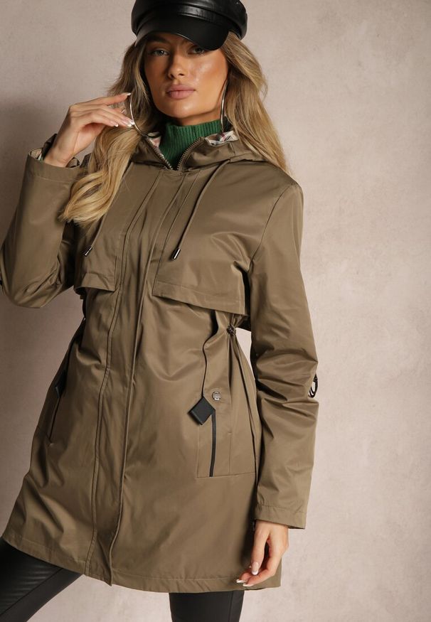 Renee - Ciemnozielona Kurtka Typu Parka ze Wzorzystymi Wstawkami w Kapturze i Podpinanych Rękawach Kailenna. Kolor: zielony. Materiał: tkanina