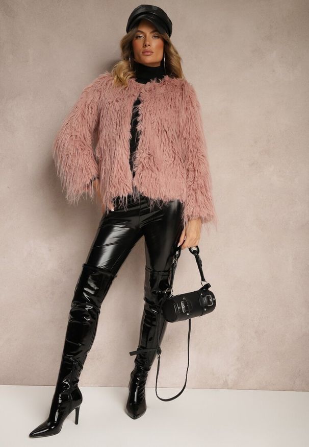 Renee - Różowa Futerkowa Kurtka o Prostym Kroju z Zapięciem na Haftki Sialithiel. Okazja: na co dzień, na imprezę. Kolor: różowy. Styl: casual, elegancki, klasyczny